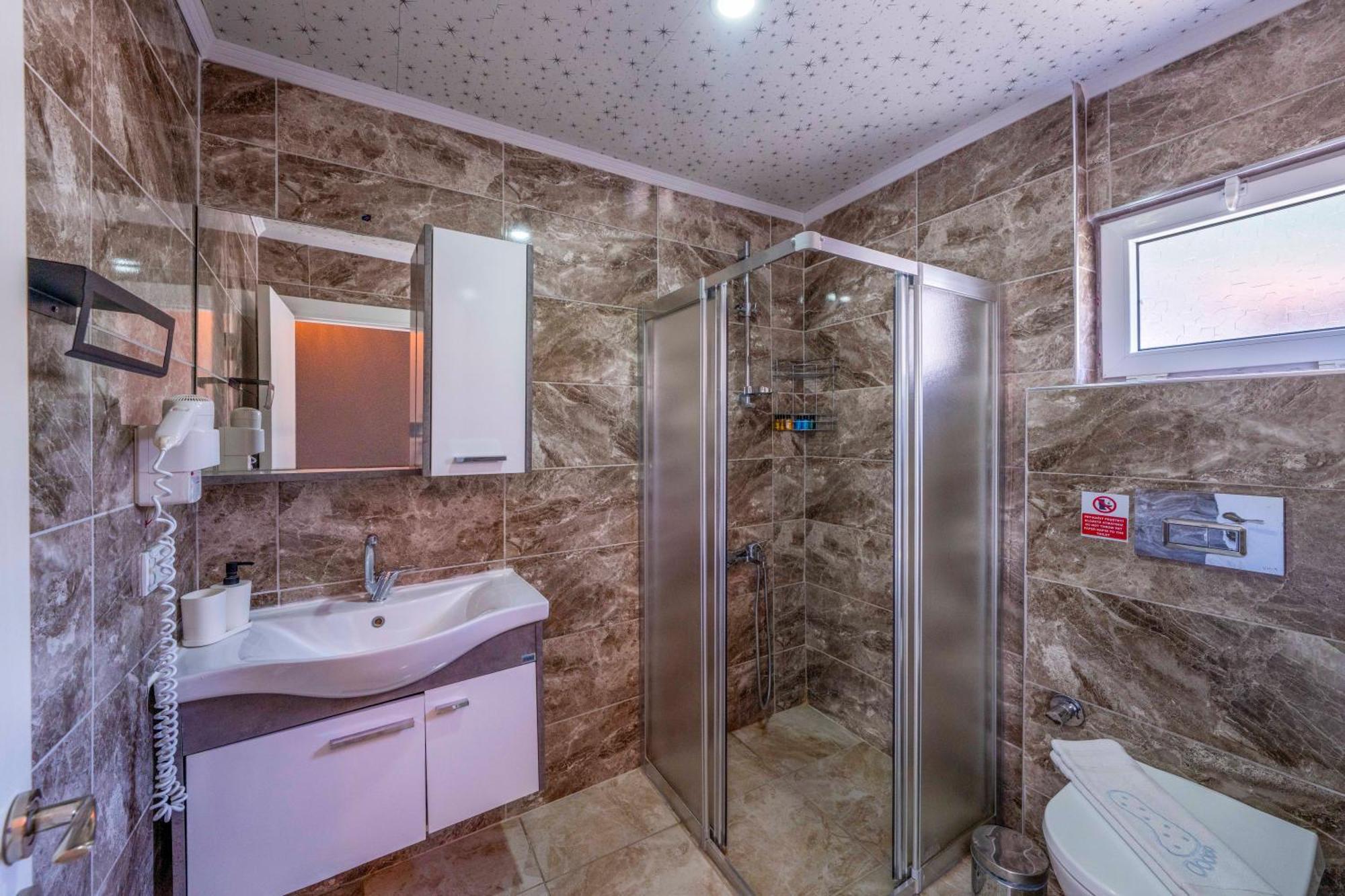Larex Otel Каш Екстериор снимка
