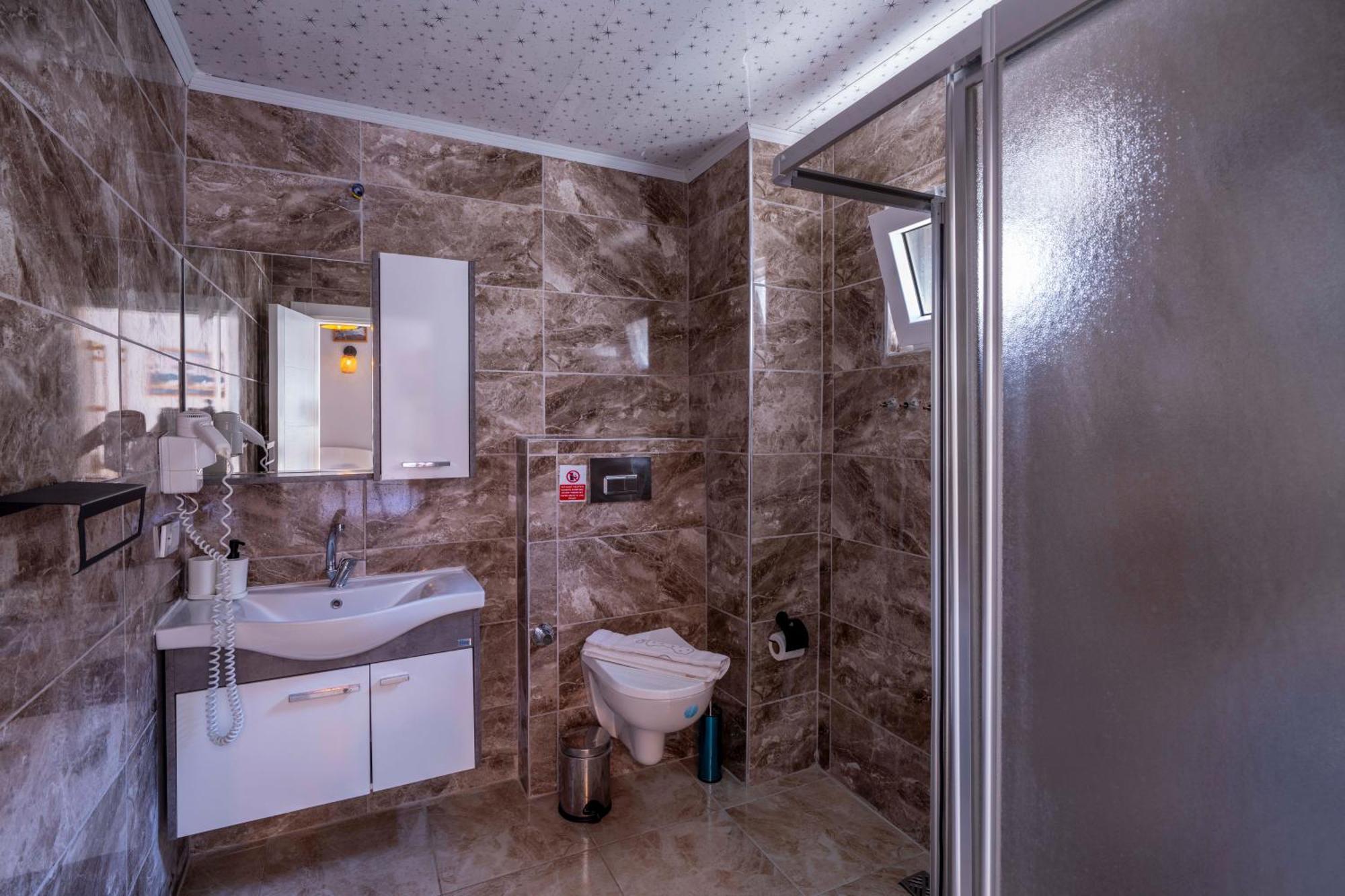 Larex Otel Каш Екстериор снимка